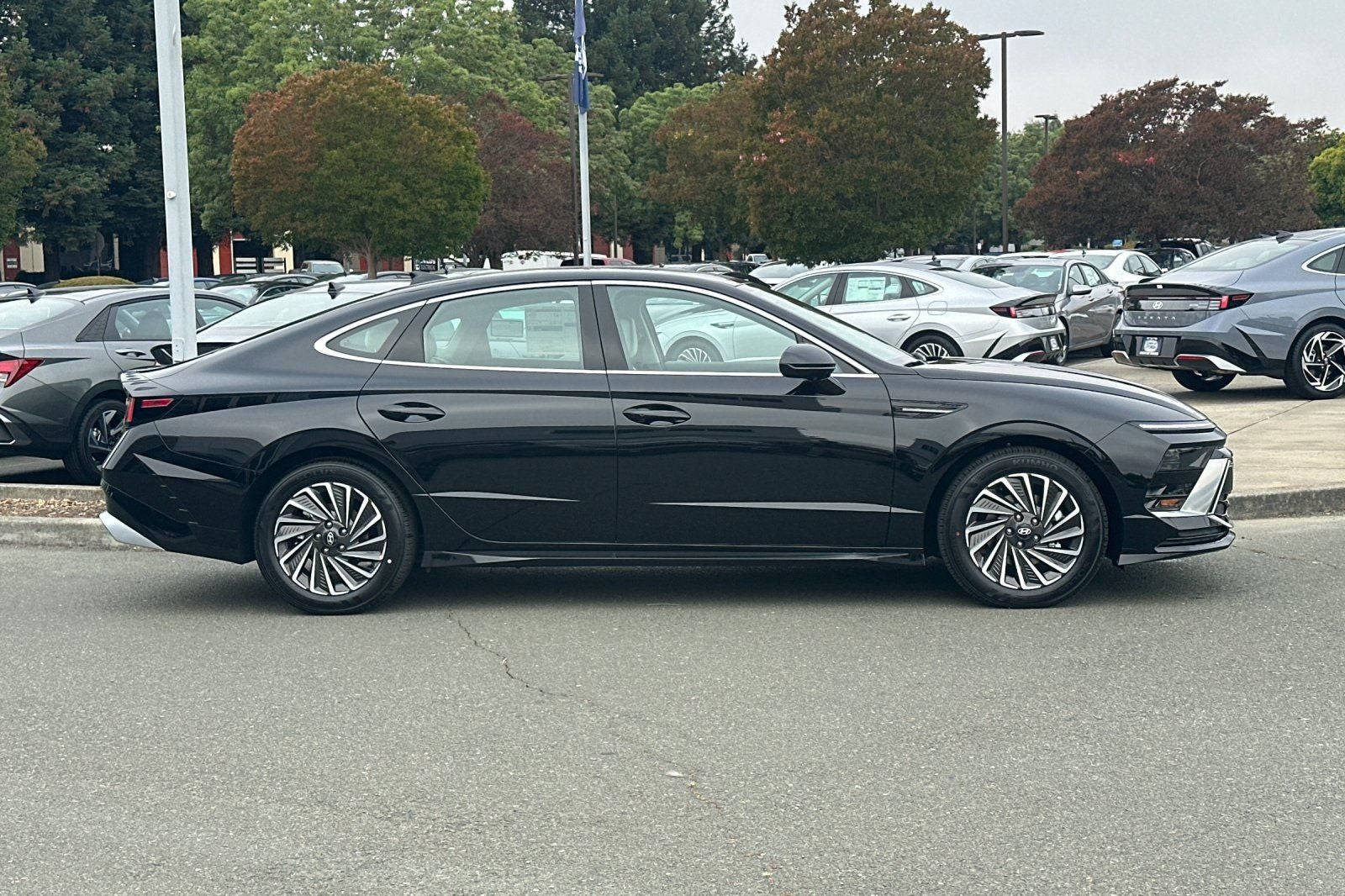 2025 Hyundai SONATA HYBRID SEL